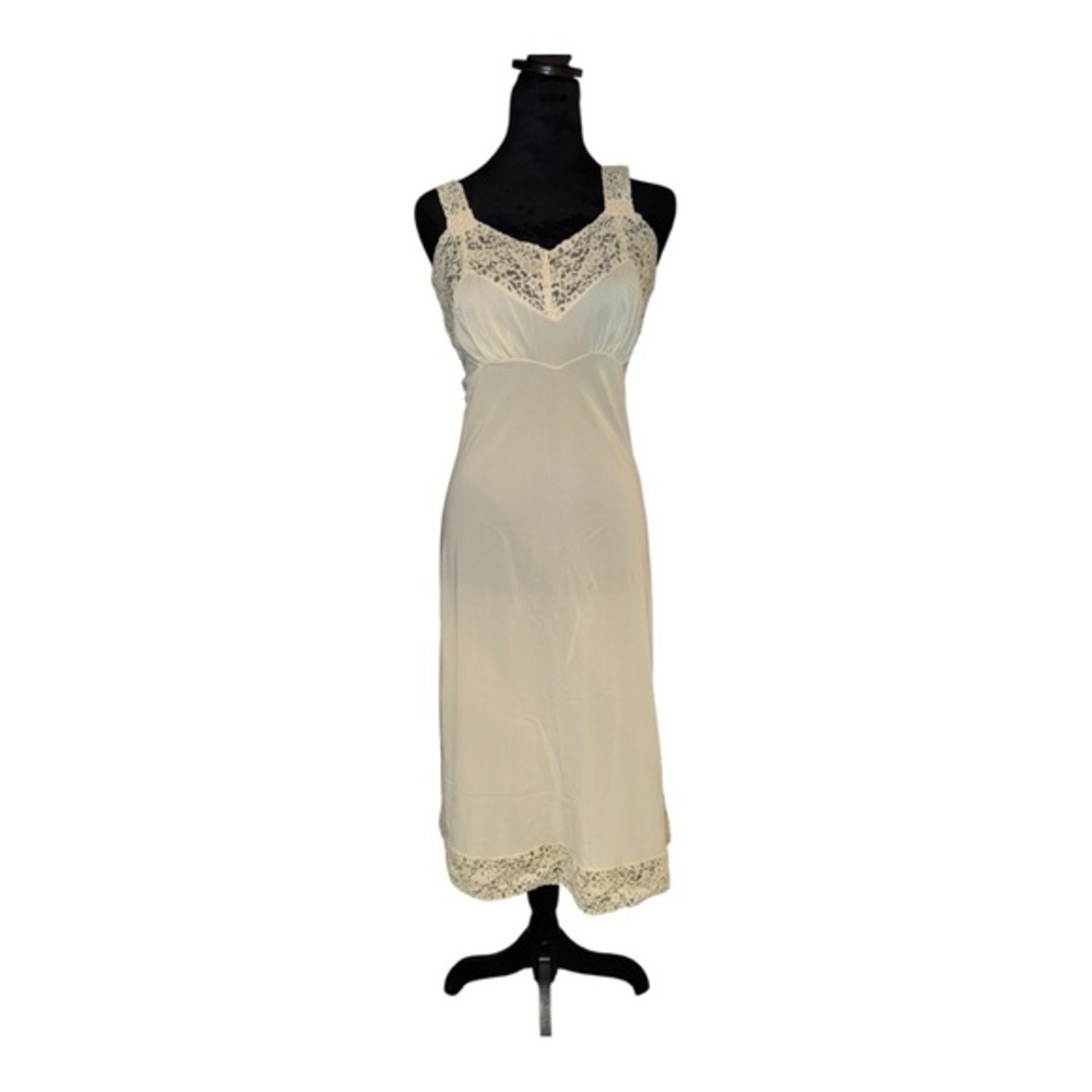VTG Nylon slip dress sheer lace trim in Champagne size small by‎ carters